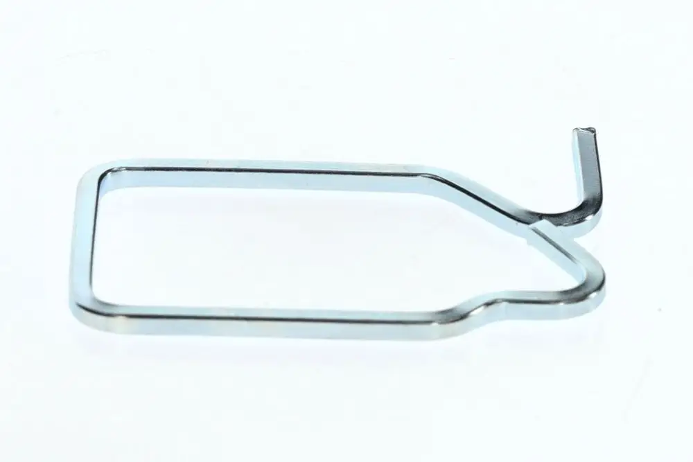 Metallklemme von Bosch in rechteckiger Form mit einem Haken an einer Ecke, auf weißem Hintergrund.